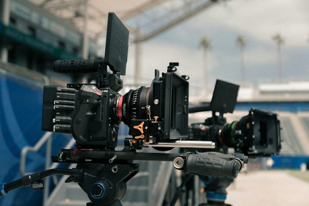 Cámara de cine profesional en rodaje: producción audiovisual