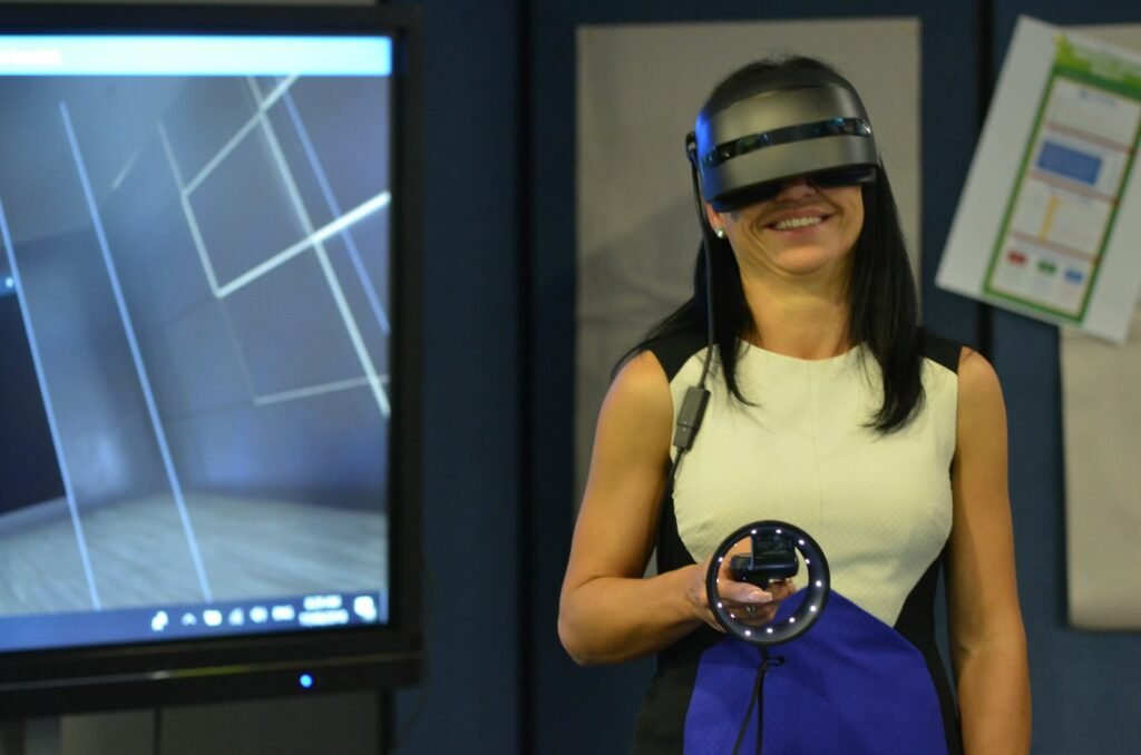 Persona usando gafas de realidad virtual en un estudio creativo