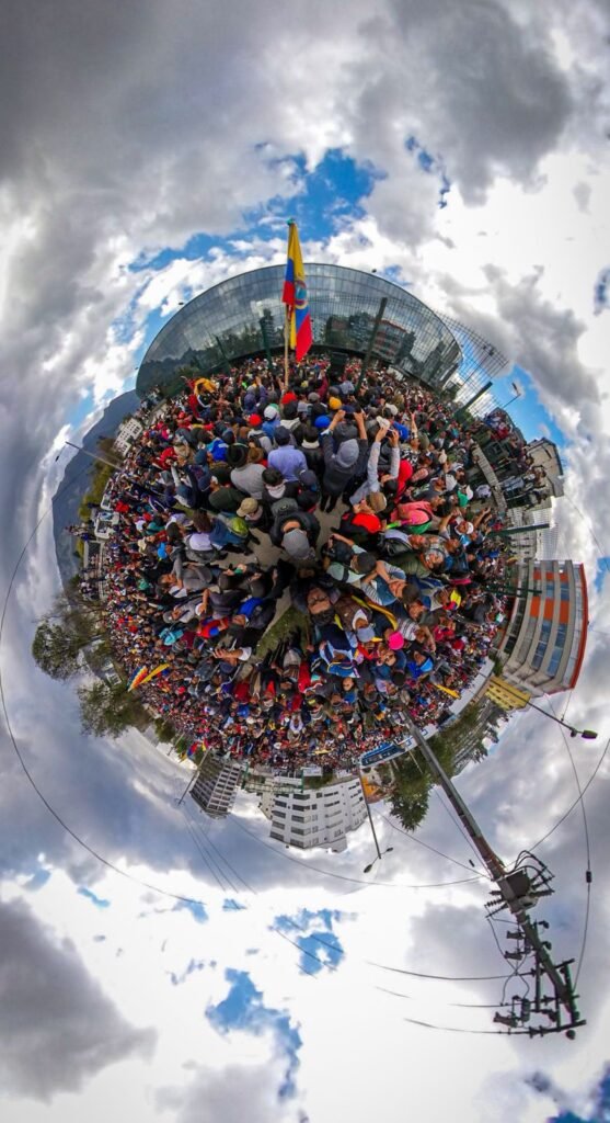 Fotografía 360° de una multitud en un evento en Quito