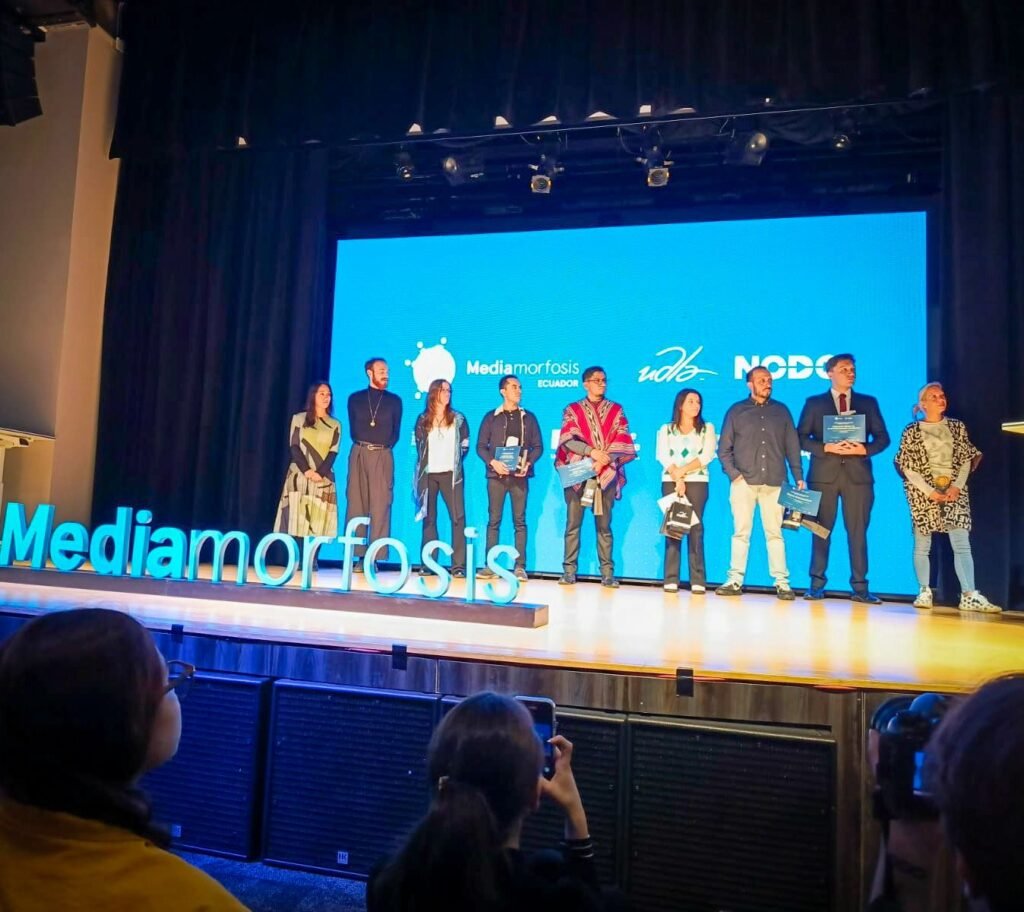Ceremonia de premiación con el equipo en el escenario