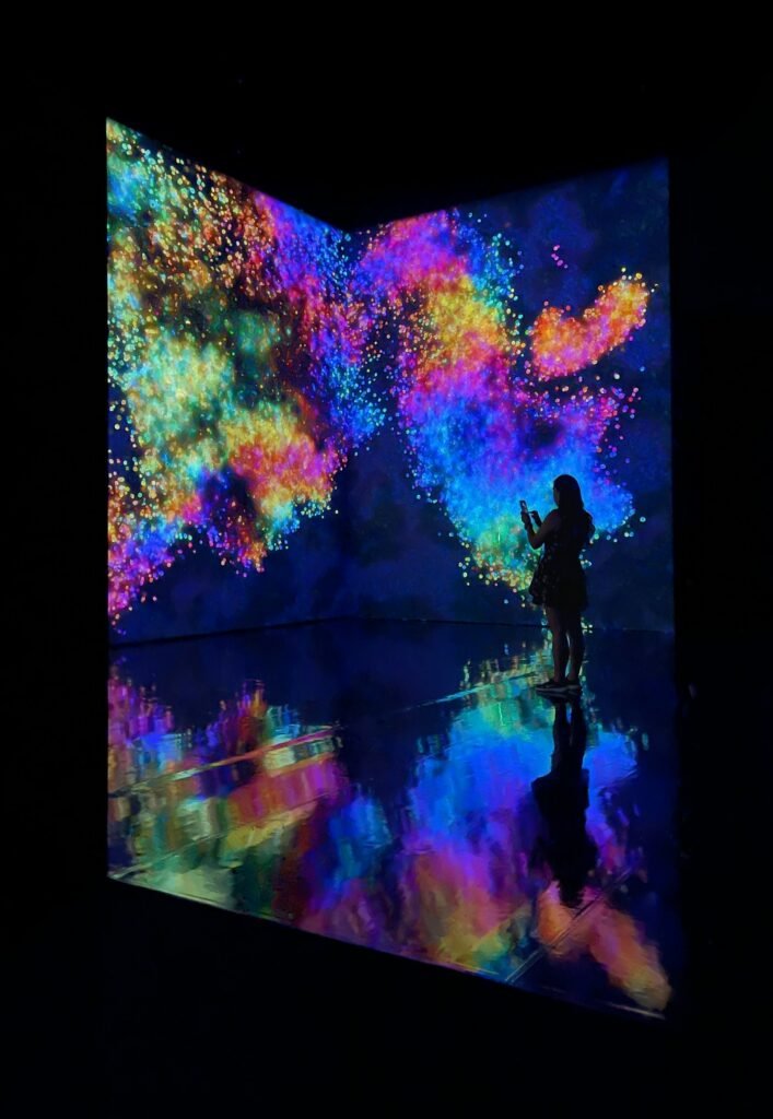 Instalación inmersiva de luz y color: experiencias XR creadas por Kurylab