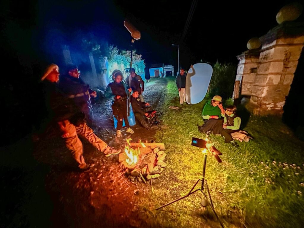 Set nocturno iluminado durante la producción audiovisual