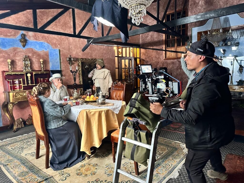 Rodaje de una escena de época con cámara e iluminación de cine